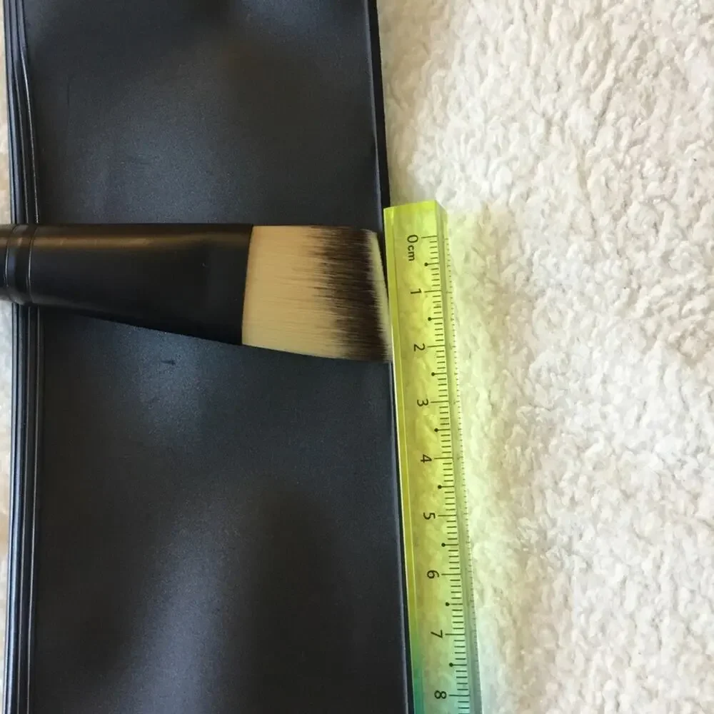Le Métier de Beauté Flat Angled Foundation Brush